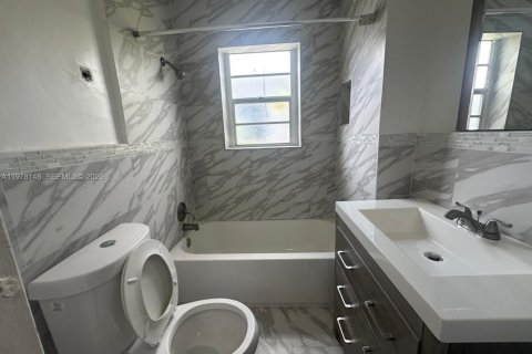 House in Hollywood, Florida 3 bedrooms, 182.27 sq.m. № 2042053 - photo 6