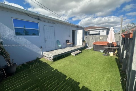 House in Hollywood, Florida 3 bedrooms, 182.27 sq.m. № 2042053 - photo 12