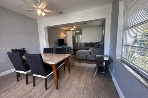 House in Hollywood, Florida 3 bedrooms, 182.27 sq.m. № 2042053 - photo 2