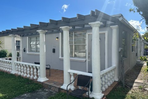 House in Hollywood, Florida 3 bedrooms, 182.27 sq.m. № 2042053