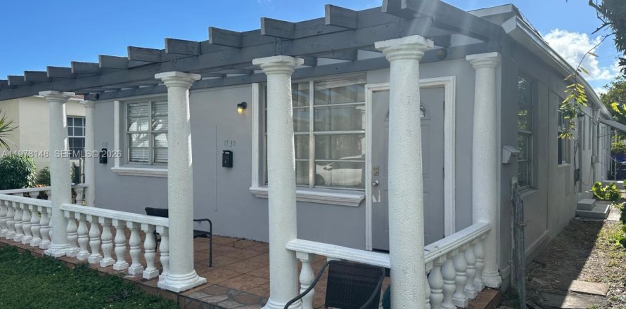 House in Hollywood, Florida 3 bedrooms, 182.27 sq.m. № 2042053