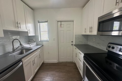 House in Hollywood, Florida 3 bedrooms, 182.27 sq.m. № 2042053 - photo 3