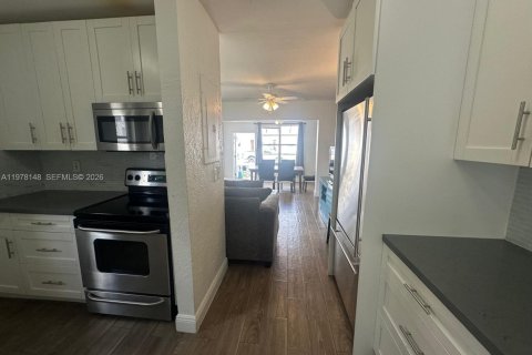 House in Hollywood, Florida 3 bedrooms, 182.27 sq.m. № 2042053 - photo 4