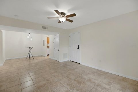 Condo in Winter Springs, Florida, 1 bedroom № 2229640 - photo 16