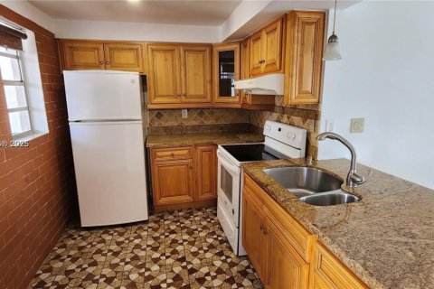 Condominio en alquiler en Miami, Florida, 2 dormitorios, 103.77 m2 № 1973727 - foto 2