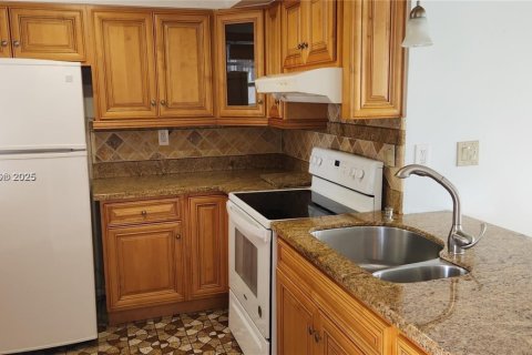 Condominio en alquiler en Miami, Florida, 2 dormitorios, 103.77 m2 № 1973727 - foto 3