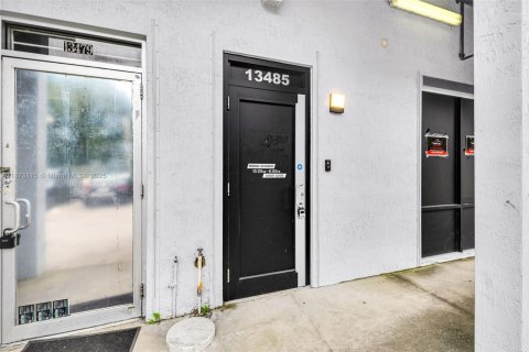 Propiedad comercial en Opa-locka, Florida № 2012151