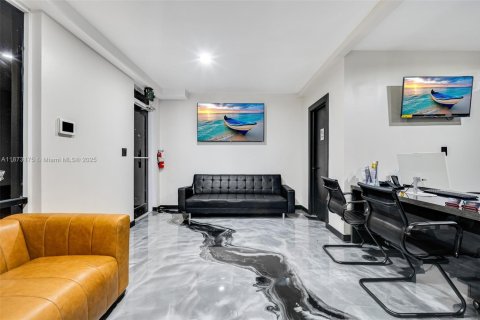 Propiedad comercial en venta en Opa-locka, Florida № 2012151 - foto 4