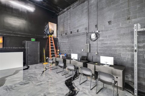 Propiedad comercial en venta en Opa-locka, Florida № 2012151 - foto 10
