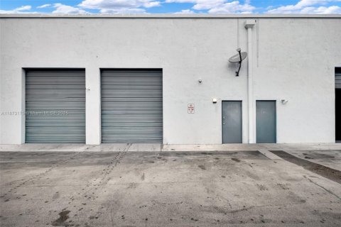 Propiedad comercial en venta en Opa-locka, Florida № 2012151 - foto 11