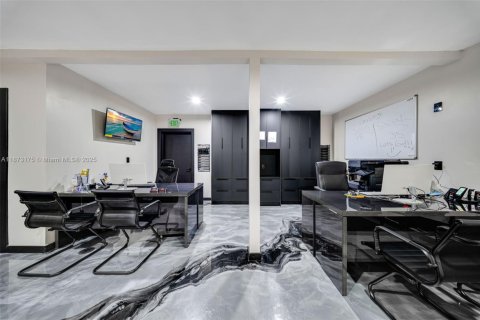 Propiedad comercial en venta en Opa-locka, Florida № 2012151 - foto 5