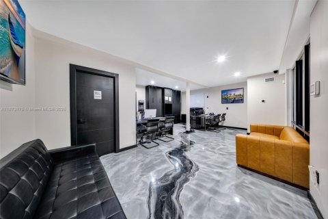 Propiedad comercial en venta en Opa-locka, Florida № 2012151 - foto 2