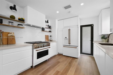 House in Miami Shores, Florida 3 bedrooms, 210.89 sq.m. № 1762412 - photo 13