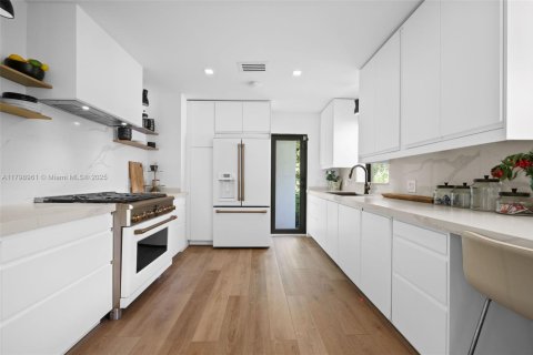House in Miami Shores, Florida 3 bedrooms, 210.89 sq.m. № 1762412 - photo 12