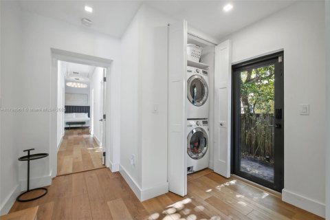 House in Miami Shores, Florida 3 bedrooms, 210.89 sq.m. № 1762412 - photo 28