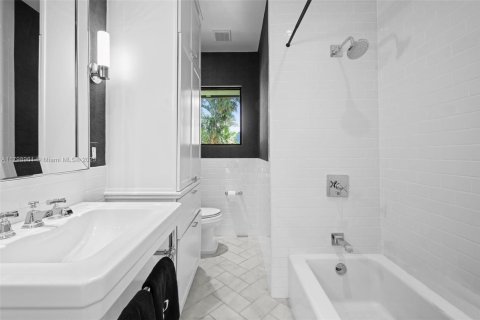 House in Miami Shores, Florida 3 bedrooms, 210.89 sq.m. № 1762412 - photo 21