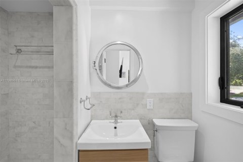 House in Miami Shores, Florida 3 bedrooms, 210.89 sq.m. № 1762412 - photo 18