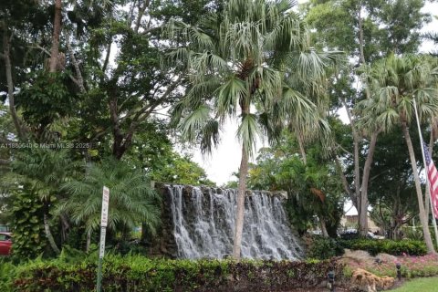 Купить кондоминиум в Уэстон, Флорида 2 спальни, 114.73м2, № 1928507 - фото 1