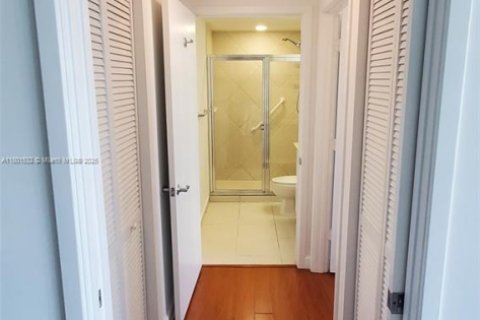 Condo in Miami, Florida, 2 bedrooms  № 1686307 - photo 12