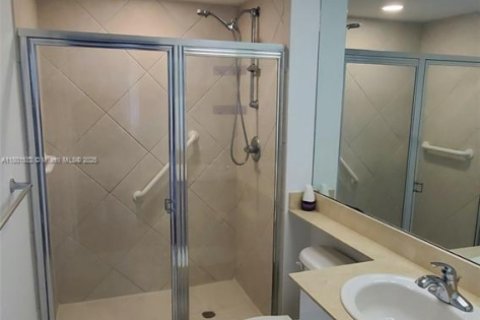 Condo in Miami, Florida, 2 bedrooms  № 1686307 - photo 11