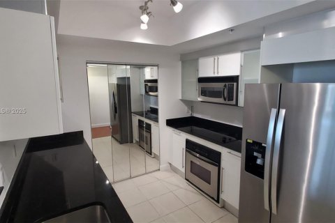 Condo in Miami, Florida, 2 bedrooms  № 1686307 - photo 2