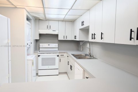 Снять в аренду кондоминиум в Хайалиа Гарденс, Флорида 2 спальни, 89.19м2, № 1991282 - фото 3