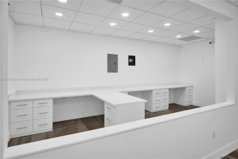 Commercial property in Miami, Florida № 1973083 - photo 18