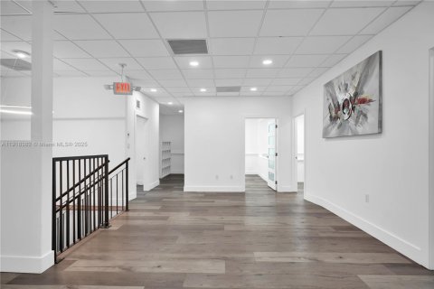 Commercial property in Miami, Florida № 1973083 - photo 5