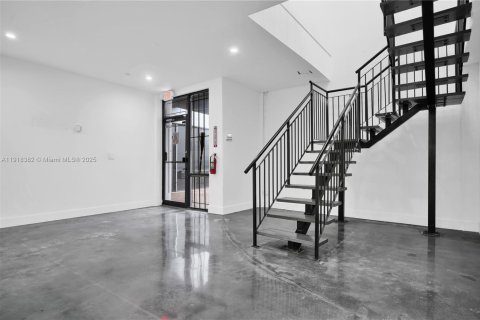 Commercial property in Miami, Florida № 1973083 - photo 6
