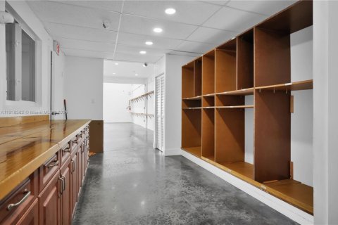 Commercial property in Miami, Florida № 1973083 - photo 15