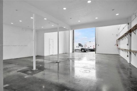Commercial property in Miami, Florida № 1973083 - photo 16