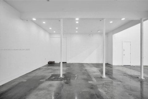 Commercial property in Miami, Florida № 1973083 - photo 12