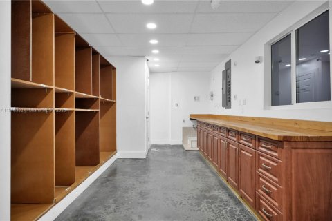 Commercial property in Miami, Florida № 1973083 - photo 10