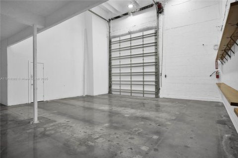 Commercial property in Miami, Florida № 1973083 - photo 13