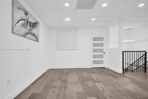 Commercial property in Miami, Florida № 1973083 - photo 4