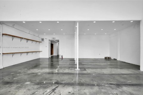 Commercial property in Miami, Florida № 1973083 - photo 17