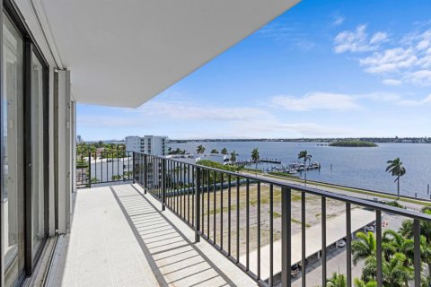 Condominio en West Palm Beach, Florida, 3 dormitorios  № 2078438
