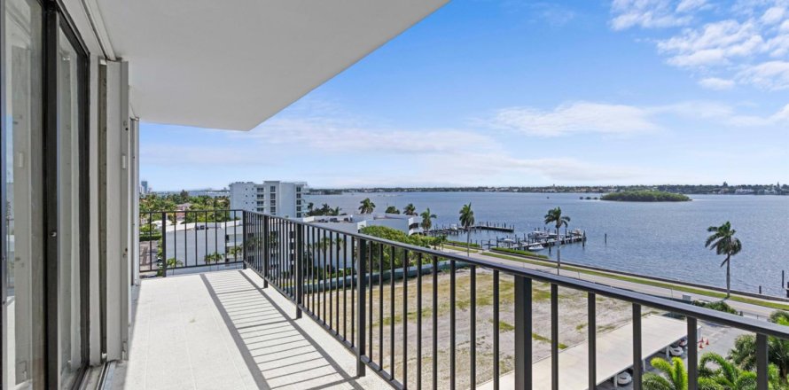 Condominio en West Palm Beach, Florida, 3 dormitorios  № 2078438