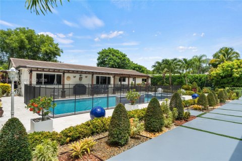 House in Southwest Ranches, Florida 6 bedrooms, 587.98 sq.m. № 2399967 - photo 2