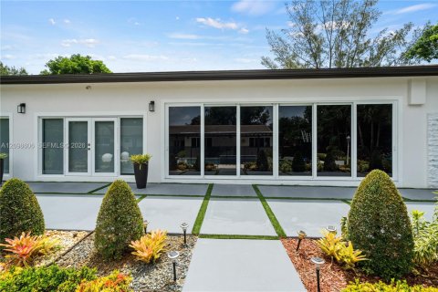 House in Southwest Ranches, Florida 6 bedrooms, 587.98 sq.m. № 2399967 - photo 4