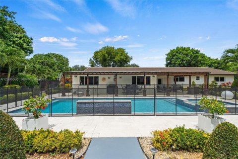 House in Southwest Ranches, Florida 6 bedrooms, 587.98 sq.m. № 2399967 - photo 6