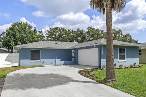 House in Saint Petersburg, Florida 3 bedrooms, 139.17 sq.m. № 2324265