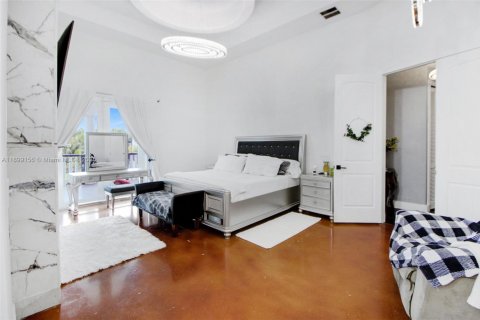 House in Miami, Florida 6 bedrooms, 472.32 sq.m. № 1951568 - photo 15