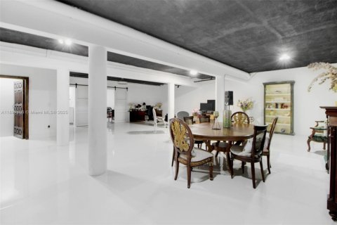 House in Miami, Florida 6 bedrooms, 472.32 sq.m. № 1951568 - photo 28