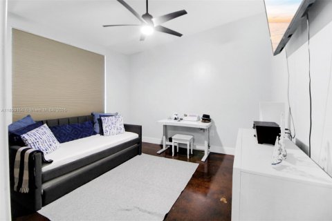 House in Miami, Florida 6 bedrooms, 472.32 sq.m. № 1951568 - photo 19