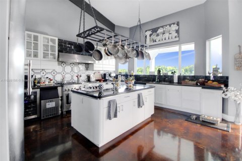 House in Miami, Florida 6 bedrooms, 472.32 sq.m. № 1951568 - photo 9