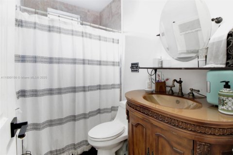 House in Miami, Florida 6 bedrooms, 472.32 sq.m. № 1951568 - photo 20