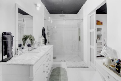 House in Miami, Florida 6 bedrooms, 472.32 sq.m. № 1951568 - photo 30