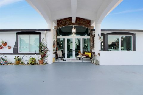 House in Miami, Florida 6 bedrooms, 472.32 sq.m. № 1951568 - photo 5