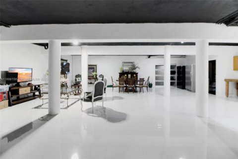House in Miami, Florida 6 bedrooms, 472.32 sq.m. № 1951568 - photo 27